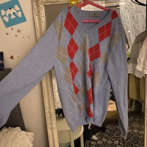 Söt tröja  - Frakt: 66kr💞 om flera är intresserade blir de budgivning🥰