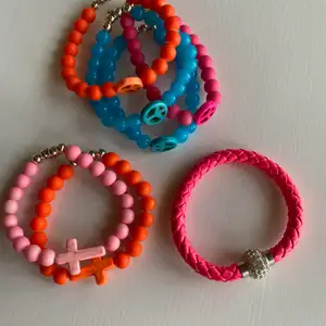 Suprfina armband i olika färger, två st med kors, 4 med peacemärken & ett så fint rosa. Säljer för 15 kr st eller alla för 50 , frakt tillkommer!🦋DET ROSA MED KORS & DET ROSA MED PEACEMÄRKE ÄR SÅLT