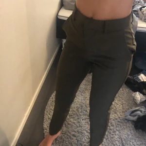 Mörkgröna kostymbyxor  - Säljer nu mina mörkgröna kostymbyxor från hm pga att dom aldrig kommit till användning och är lite stora för mig🥰 dom är i storlek 32 men känns som en 34