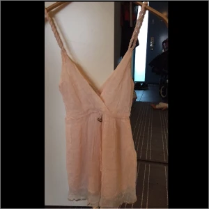  - Tunika linne som är i fint skick. Skickas gärna mot postförskott. 