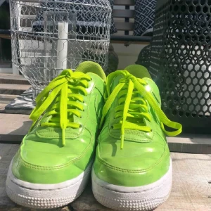 Nike air skor storlek 39 - Nike air skor storlek 39. Säljer pga för stora. Köpta för 2000kr 