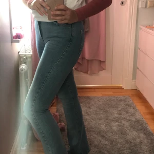 ljusa bootcut jeans  - sköna stretchiga bootcut jeans från gina. i nyskick! 