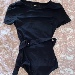 Body  - Såå snygg body med ”skärp” i midjan. Bodyn är string.💕