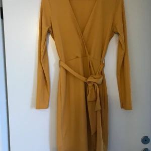 Klänning från nelly  - Endast använd en gång så i nyskick! Storlek 38. Verkligen superfin!! 