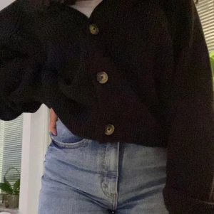 Monki Stickad tröja strl L - Ribbstickad tröja i storlek L från Monki köpt förra hösten! Oanvänd✨ (tjejen på bilden är en storlek S) frakt 45kr men kan också mötas upp i Linköping 