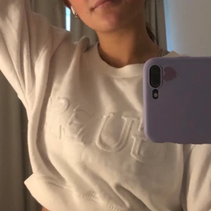 GUESS SWEATSHIRT - En asnajs croppad vit sweatshirt från guess. Köpt i Spanien i Guess butiken. Använd Max tre gånger så i väldigt bra skick. Storlek L men den sitter såhär på mig som vanligtvis har S/M