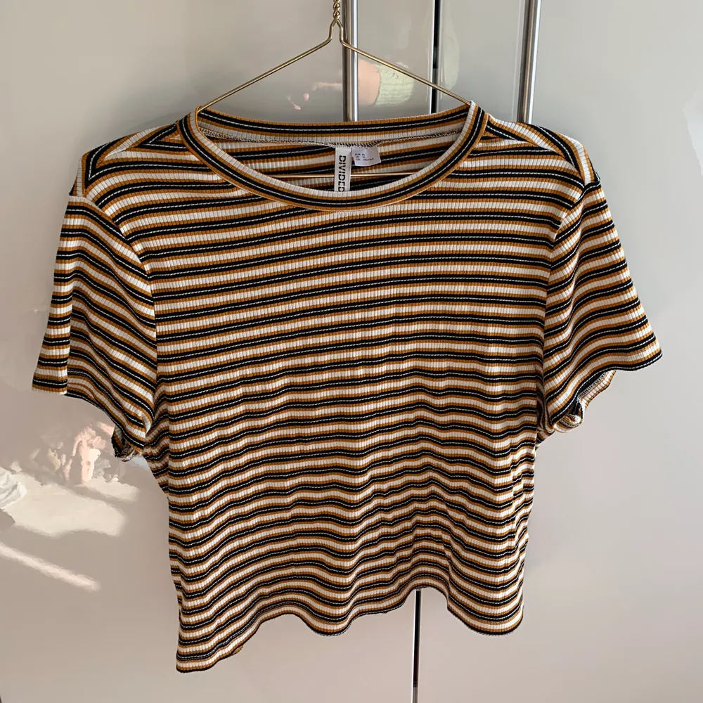 Gulrandig tröja från H&M i stl XL💓 OBS!! Frakt ingår ej!!💓💓. T-shirts.
