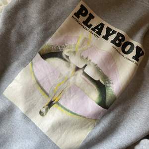 Grå oversize Playboy hoodie i storlek S, stort tryck på baksidan och Playboy logga i fram. Super skön och super snygg. Den är från missguideds kollektion med Playboy. Köparen står för frakt! 