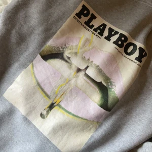 Playboy hoodie - Grå oversize Playboy hoodie i storlek S, stort tryck på baksidan och Playboy logga i fram. Super skön och super snygg. Den är från missguideds kollektion med Playboy. Köparen står för frakt! 