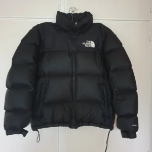 The north face Nuptse - Använts försiktigt så 9/10 condition. Storlek M! Retail pris 2200kr! 😁 