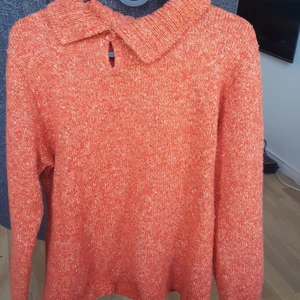 Höstig stickad tröja - Stickad tröja med härligt orange färg. Använd ett fåtal gånger men för kort i ärmarna för mig. Passar utmärkt nu i höst när man vill krypa upp och dricka te. Priset blir 60 kr+ frakt men det kan diskuteras. 