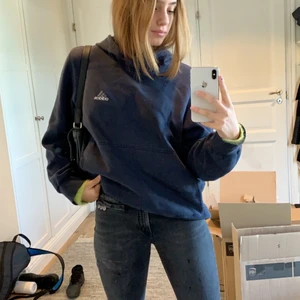 Adidas hoodie - Säljer en skit najs mörkblå adidas hoddie