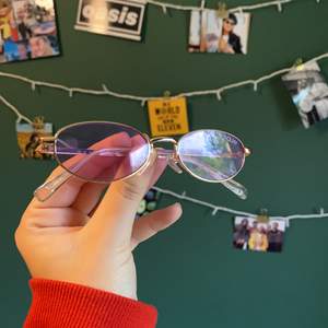 Solglasögon med lila glas från quay australia💜