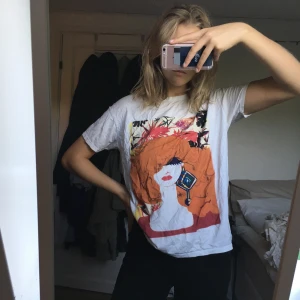 T shirt - Skit coolt linne ifrån Zara i storlek, har klipps bort lappen men skulle säga en S/M, 50kr, köparen står för frakten, skriv till mig om du är intresserad 💕💕