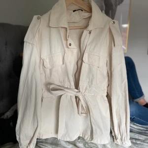 Jacka - Jätte fin jacka från Gina Tricot, kan även dra åt i midjan. Väldigt bekväm, passar till allt✨