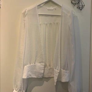 Tunn kofta  - En perfekt kofta att dra över klänningen för en snygg sista touch med en snygg liten guld detalj 