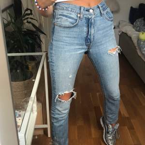 Säljer mina 501 skinny Levis jeans! Riktigt bra skick med två slitningar på vardera ben! pris 400kr + frakt, nypris är 1000! Storlek w26 l32! 