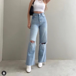 ripped jeans - Säljer dessa trendiga byxor från zara i strl 38 och färgen Chelsea blue.Assnygg färg och passform men tyvärr för stora för mig. Pris exkl frakt🥰