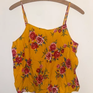 Gult linne - Superfint gult linne från h&m. Storlek 38. Fint skick! Frakt tillkommer 