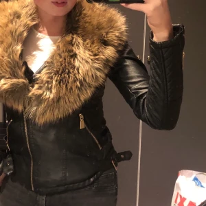 Skinnjacka stl S🍂 - Skinnjacka i stl S men passar även en xs🧡 säljer pga att den inte används🍂 man kan ta av pälsen(fuskpäls) om man vill! Använd ett fåtal gånger men mest legat i garderoben länge. Köpt för ca 2000kr