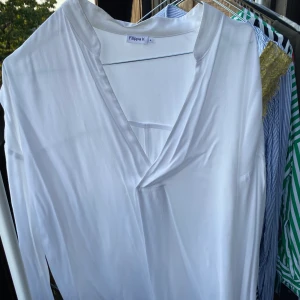 Vit Filippa K klassisk  - Som ny klassisk vit blus från Filippa K A-form.
