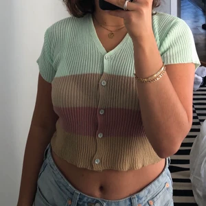 En stickad kofta/ topp💗 - Jag använder plagget som en egen topp men den är fin som kofta också!! Använd några gånger💗 super bekväm ! Den är köpt från asos.se men märket är ”Daisy Street” .