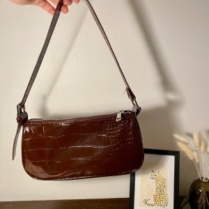 Trendig brun väska - En fin liten väska från Bikbok som jag använt en del men inte längre. Kan mötas upp, kan frakta men isåfall står du för eventuella fraktavgifter!