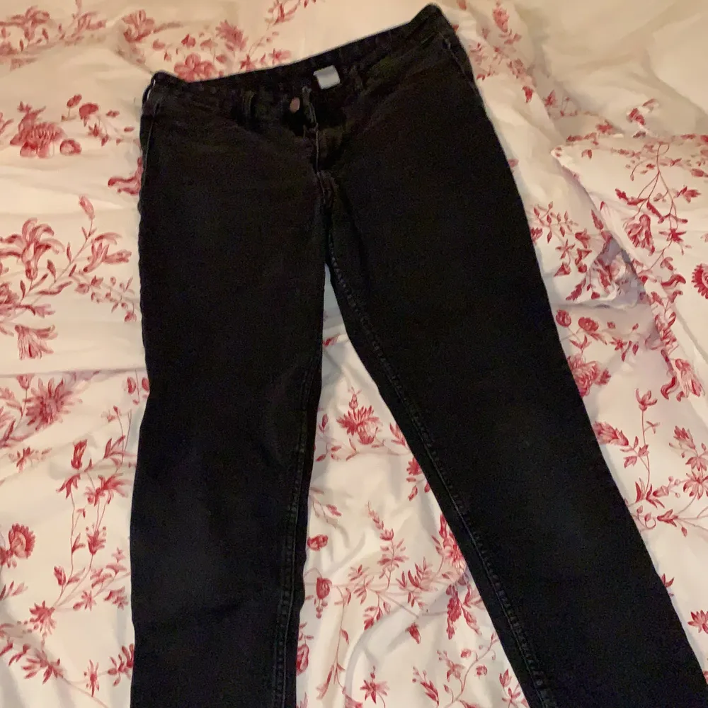 Stretchiga snygga svarta jeans! Får bra rumpa nyskick. Jeans & Byxor.