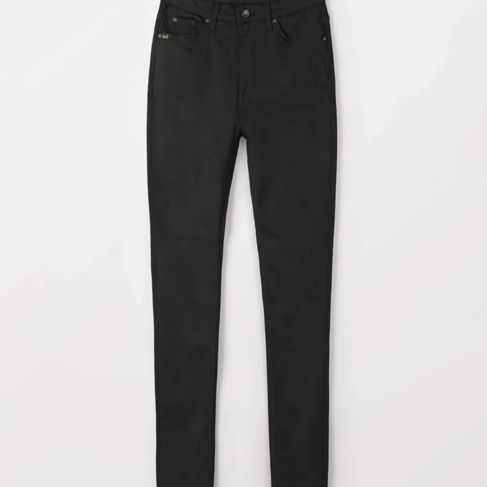 Högmisjade skinny jeans från Tiger of Sweden, modellen heter Sandie (nypris 1199 kr). Har använts kanske en månad totalt, men har bara legat senaste året. Färgen är lika svart som när de köptes. Köparen står för frakt (63 kr). . Jeans & Byxor.