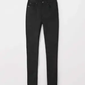 Högmisjade skinny jeans från Tiger of Sweden, modellen heter Sandie (nypris 1199 kr). Har använts kanske en månad totalt, men har bara legat senaste året. Färgen är lika svart som när de köptes. Köparen står för frakt (63 kr). 