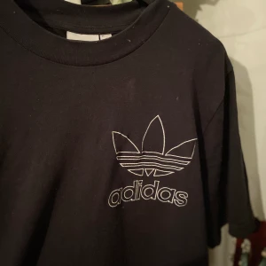 Adidas t-shirt  - Adidas T-shirt köpt från Junkyard. Storlek s men är lite oversize. Endast använd några få gånger