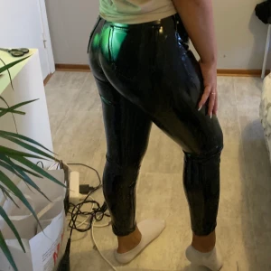 Lack byxor - Svarta bekväma lack byxor som e väldigt stretchiga 