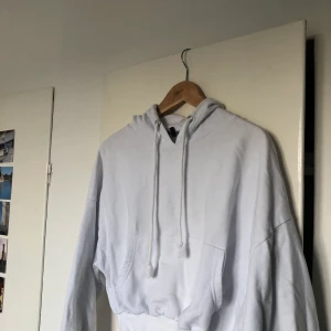 Boohoo - En lite croppad vit hoodie från boohoo i storlek XS. Frakt ingår!