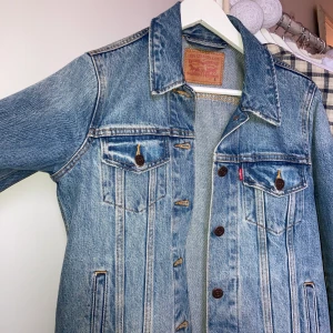 Levis jeansjacka🚀 - Jeansjacka från Levis köpt för 1000 ny, men använder den tyvärr inte längre:( Kan skicka fler blilder till den som är intresserad 💖frakt tillkommer