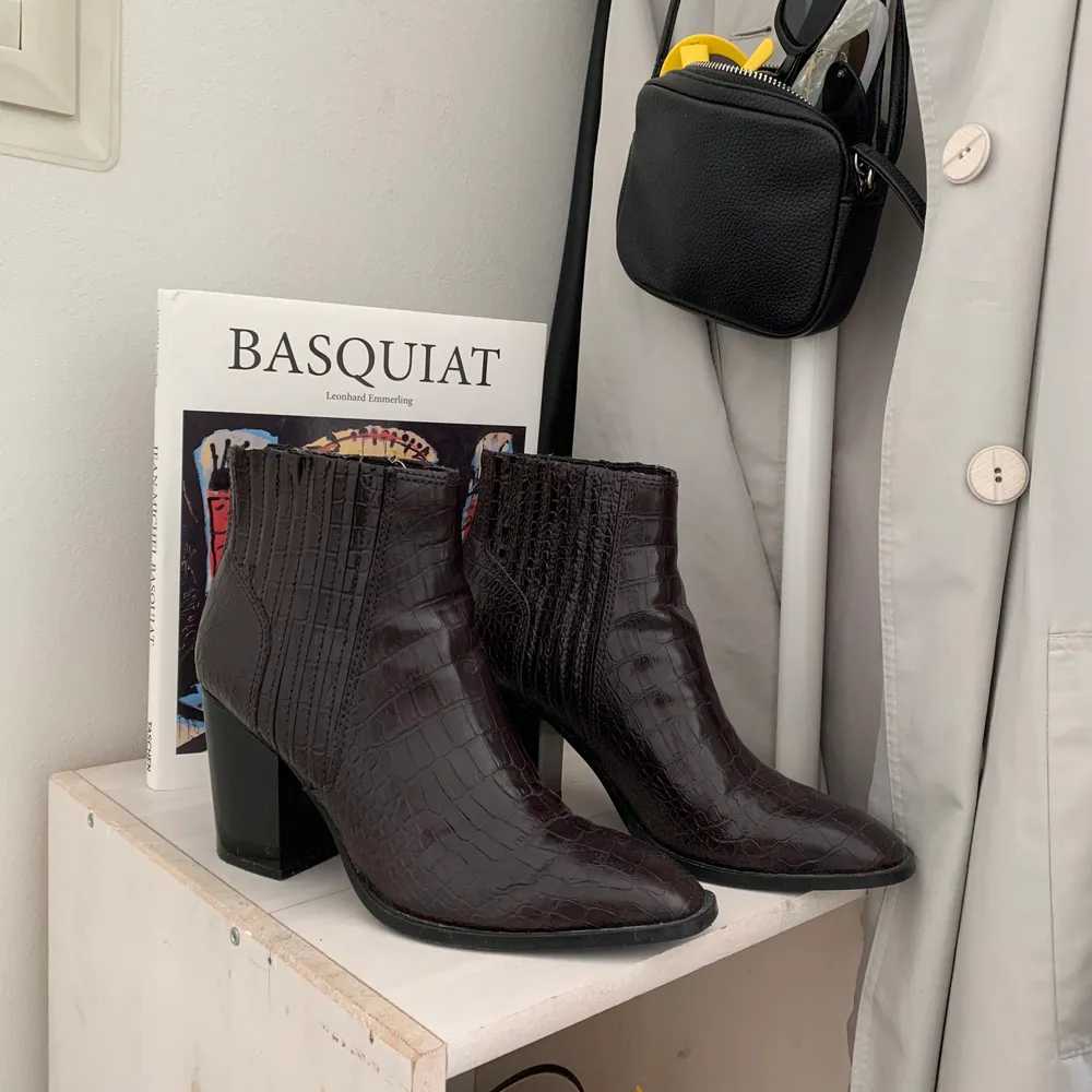 Ett par cowboy inspirerade boots från Zara. Kvaliten på skorna är sådär, däremot har de bara använts 2 gånger så skorna är i okej skick! Läs gärna min bio💕. Skor.