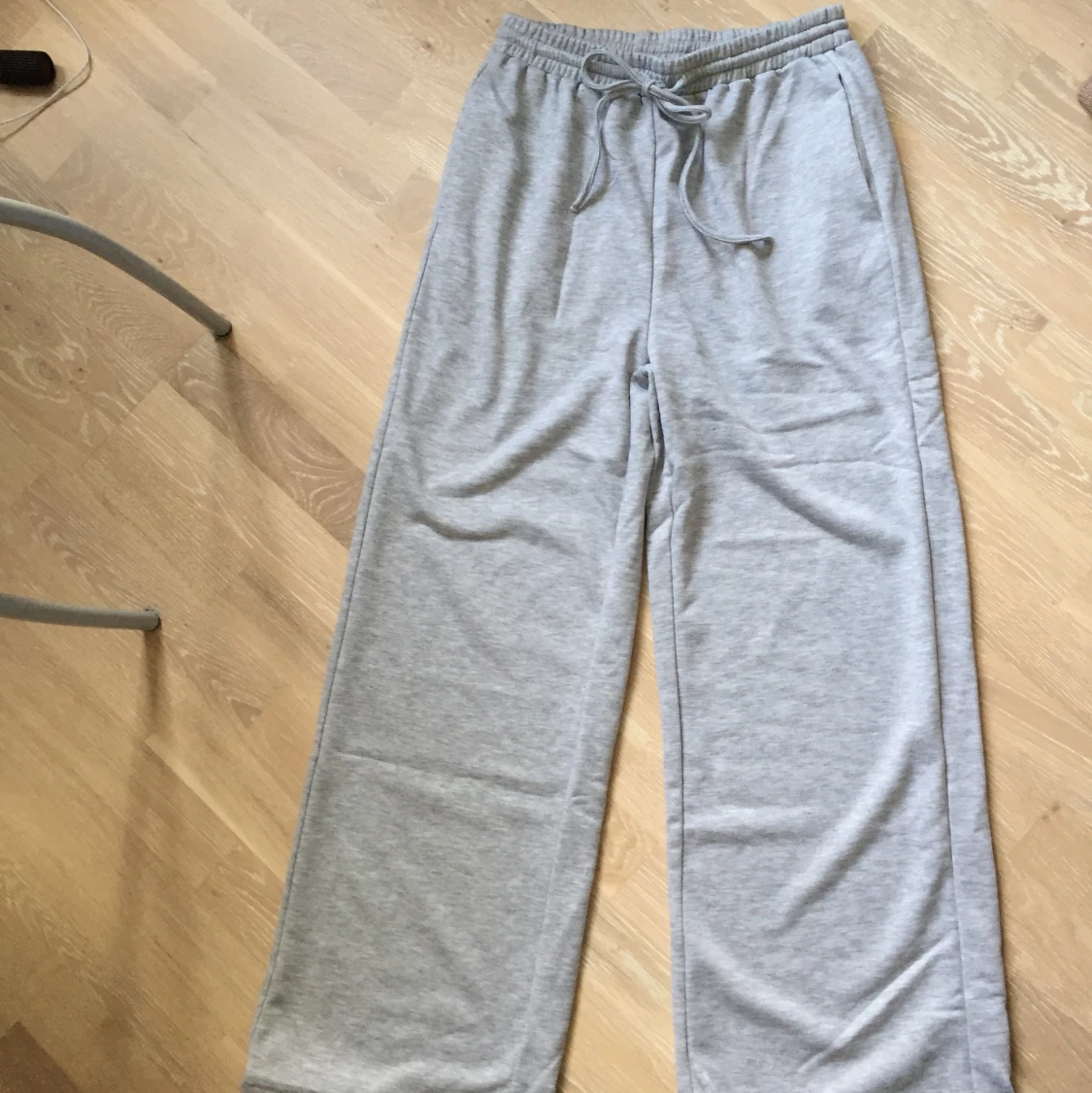 Grå vida mjukisbyxor  - 90