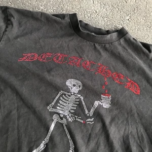 Detached London - Supersnygg tshirt från detachted London. Helt Slutsålda. Den har ett pyttelitet hål, knappt synligt! 🌟 Storlek Xl men sitter som en L. Många intresserade så BUDA I KOMMENTARERNA: Börja på 200 SLUTAR 18:00 ikväll!