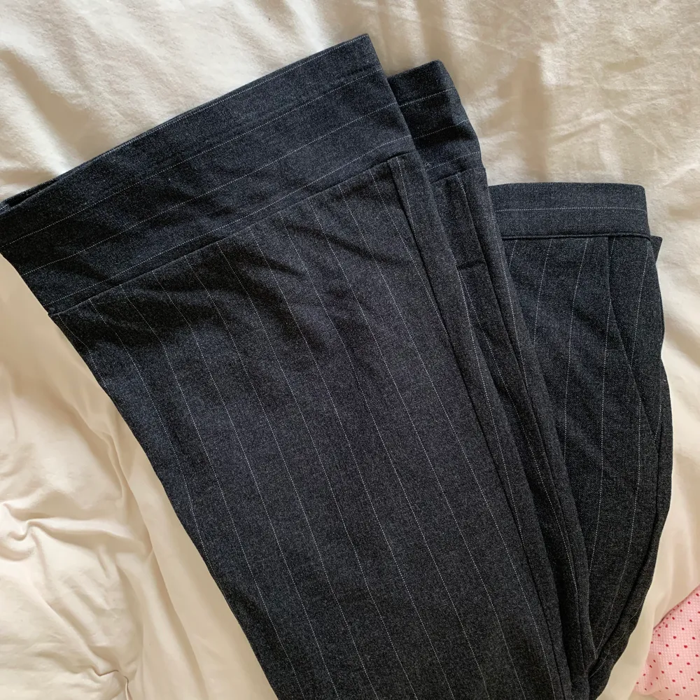 Underbara byxor, lite små för mig så aldrig använda 💔 🤥 stretchiga dock! . Jeans & Byxor.