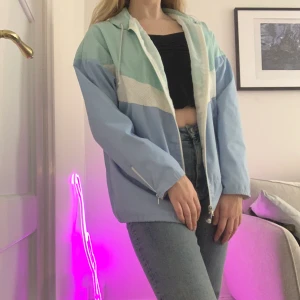 Windbreaker jacka - Supersnygg retro jacka i pastellblå färger. Passar tidig höst/vår/sommar ❤️