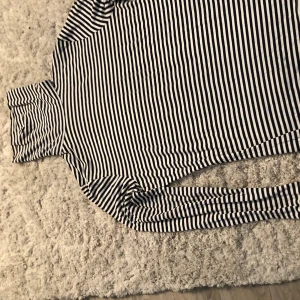 Polotröja  - Fin randig polotröja från H&M, använd fåtal gånger. Köparen står för frakt✨🦋
