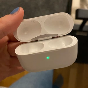 Airpodpro - Säljer mina helt nya airpodpro laddar-fodral eftersom jag tappat bort hörlurarna till dem.