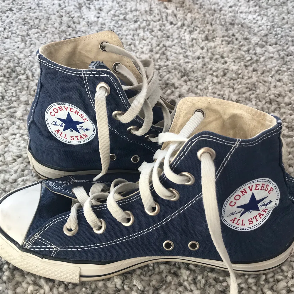 Mörkblå, varsamt använda converse i storlek 38. Säljer på grund av att de blivit för små för mig.  Fraktar och kan mötas upp i Stockholm. Hör av dig vid frågor!💕 Buda i kommentarerna (10 kr marginal)!! Budgivning avslutas fredag, 25 september 21.00 ❤️  HÖGSTA BUD 270. Skor.