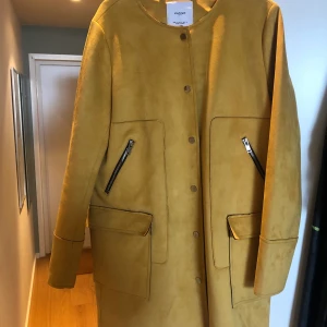 Gul kappa, mockaimitation!  - Knappt använd, Normal passform, M