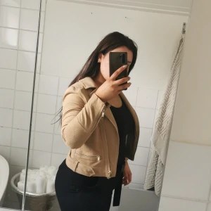 Snygg mockajacka stl 38 - Fräsch mockajacka stl 38, passar en 36a då den är ganska liten i storleken. 