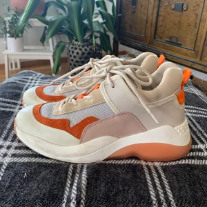 Sneakers från &other stories  - Super snygga sneakers från & other stories! Storlek 38, sparsamt använda! Men sååå sköna!                 Köparen står för frakt! 🥰