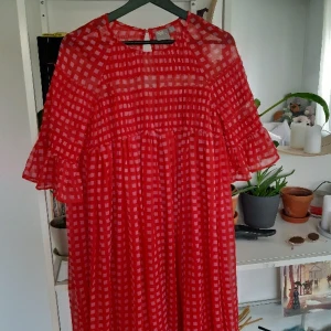 Asos klänning  - Storlek 40 men skulle säga att den passar mer en 38