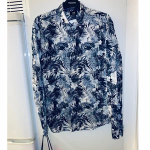 Ny skjorta  - Ny skjorta med lappen kvar! Köpt på HM. Str M.  Kolla gärna in mina andra inlägg, Vi intresse av fler varor så fixar jag ett bra paketpris!