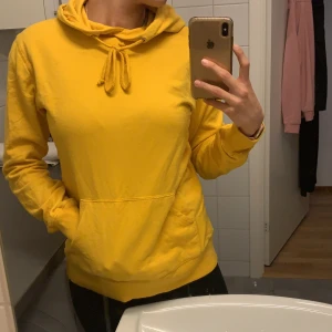 Gul hoodie - Gul basic hoodie med luva. Lite tunnare men väldigt skön🌻 köpt på lager 157