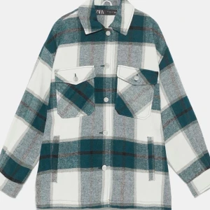 Jättefin rutig jacka - Ska sälja min fina jacka från zara!! Den är använd men i fint skick. Köparen står för frakt💕 BUDA PRIVAT!!! Högsta bud: 280kr avslutas 1/10