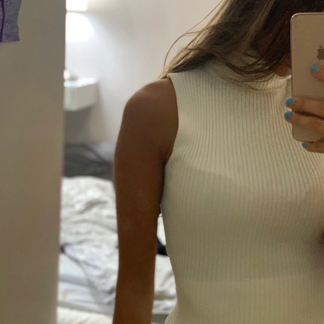 Vit högkragad tröja.  - 90